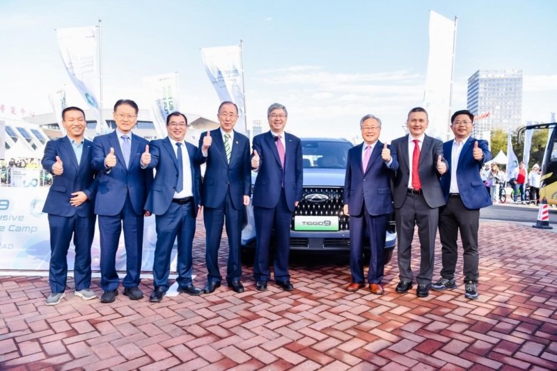 Mr.-Ban-Ki-moon-takes-a-group-photo-with-Chery-senior-executives-e1729840256372